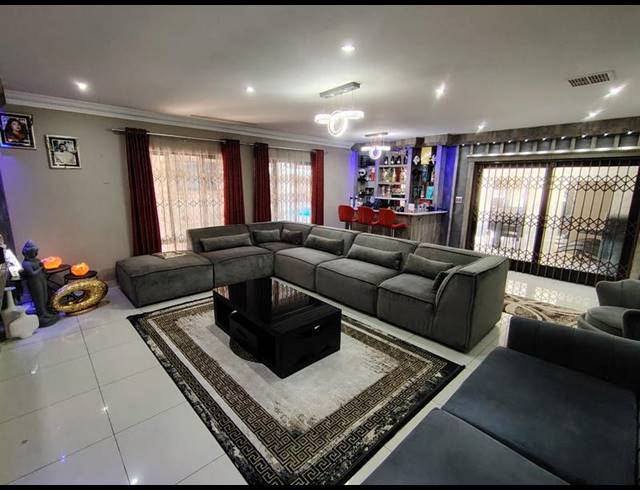 5 BEDROOM HOUSE FOR SALE IN LA LUCIA